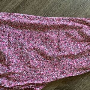 Pink and White Floral Capri Pants
Elastic Waistband 
Deep Sided Pockets